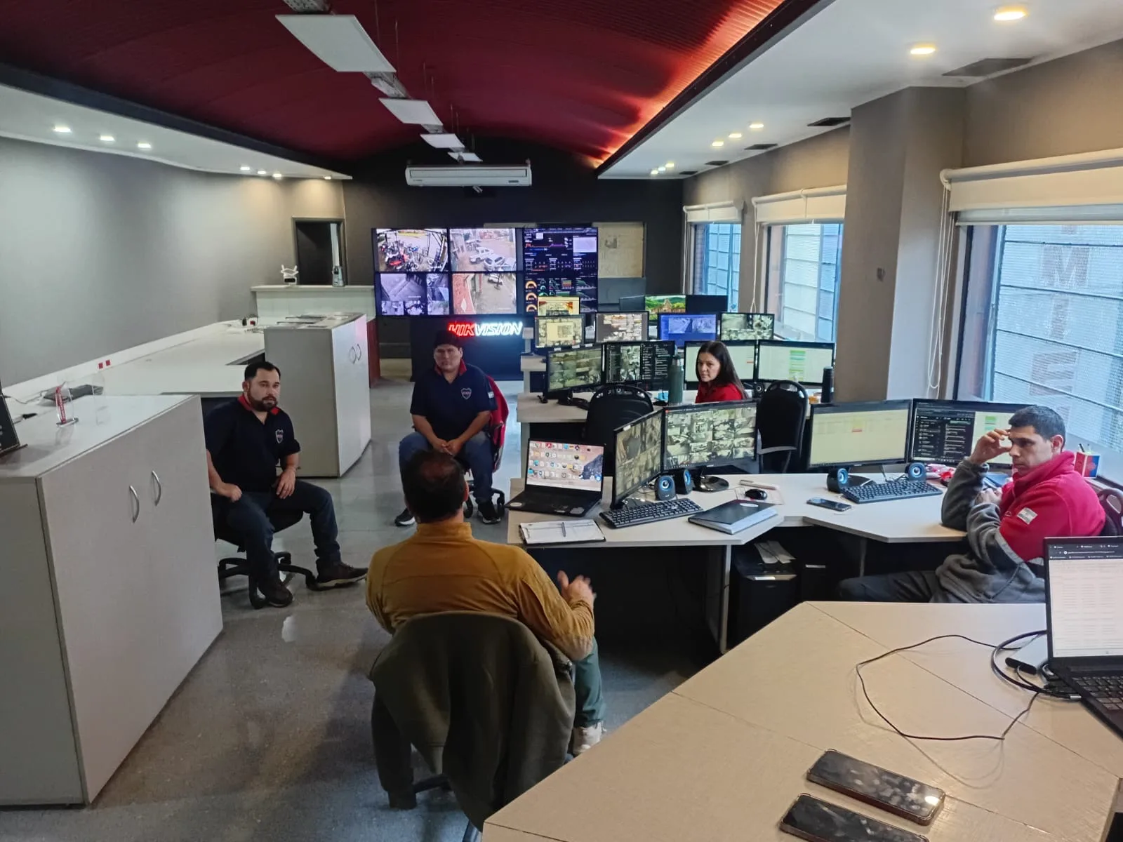 Equipo e instalaciones de la central de monitoreo Guard